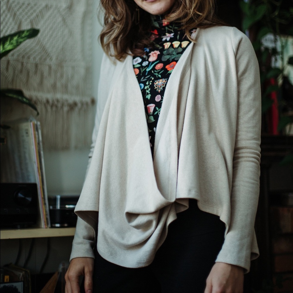 Ursa Minor tabard beige wrap cardigan sweater size small